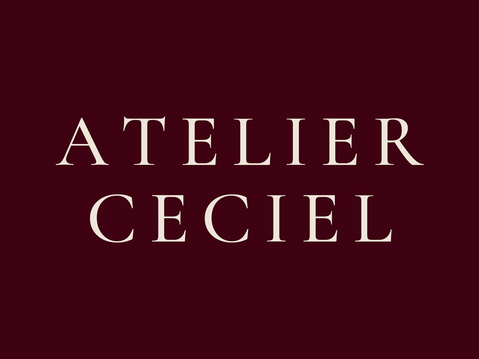 Logo van Atelier Ceciel in cr&egrave;me op wijnrood