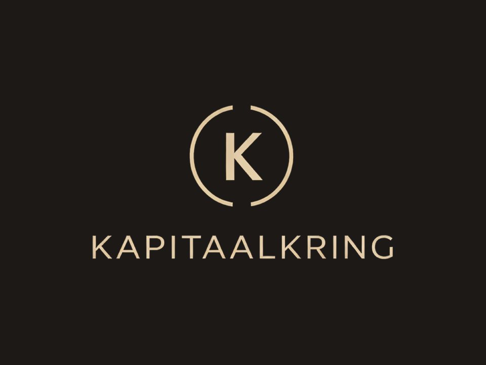 Logo van Kapitaalkring in goud op donkerbruin